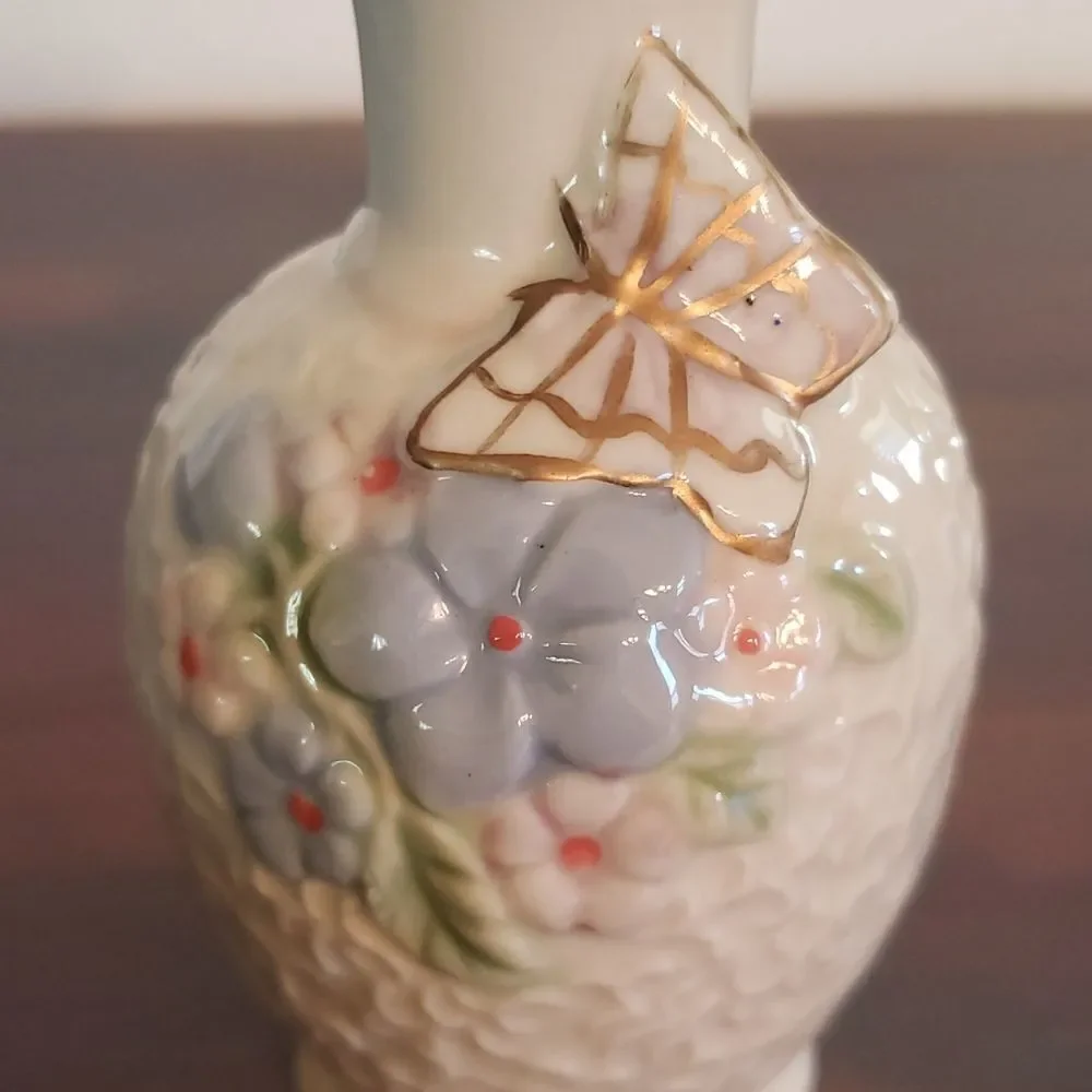 Pretty Vintage Porcelain Floral Butterfly Bud Vase with Gold Trim - Picture 8 of 10